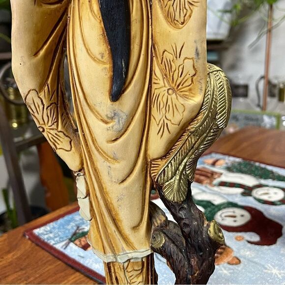 Faux ivory statue of a Geisha - Picture 9 of 15